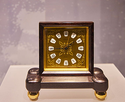 辽宁省大连博物馆馆藏文物,瑞士20世纪木制金属雕花台钟