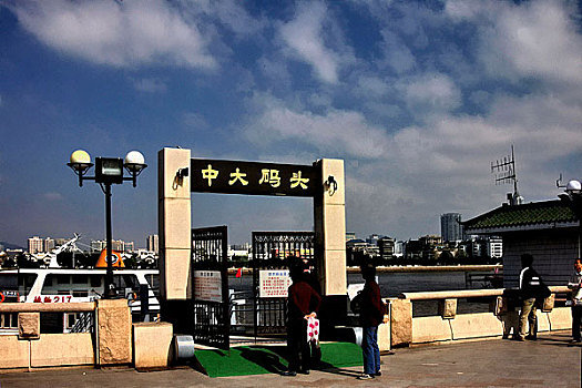 广州中山大学珠江边的轮渡码头