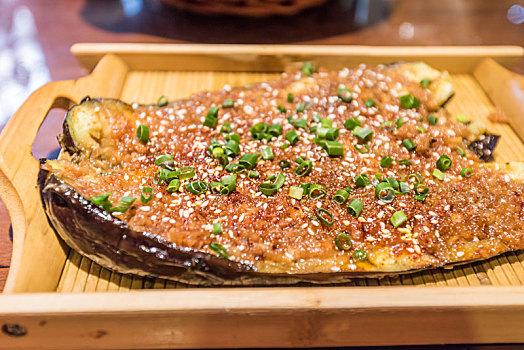 一盘烤茄子特写