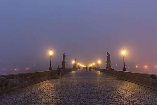 捷克布拉格老城查理大桥清晨晨雾中的景观
