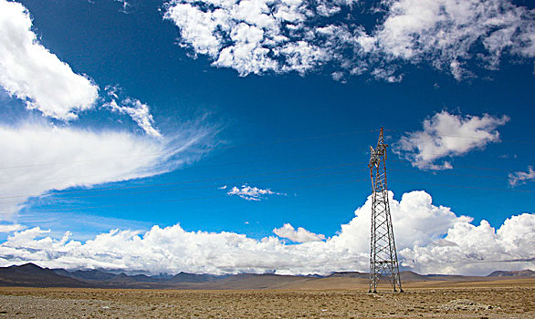 蓝天白云下的高压电塔