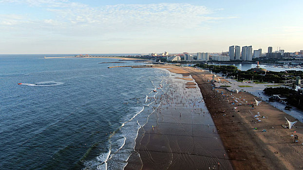 山东省日照市,夏日万平口成欢乐海洋,海水浴场人头攒动游客乐享周末