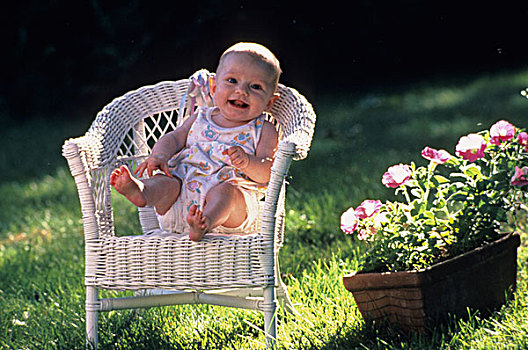 老,婴儿,女孩,坐,户外,藤条,椅子,盆栽,花