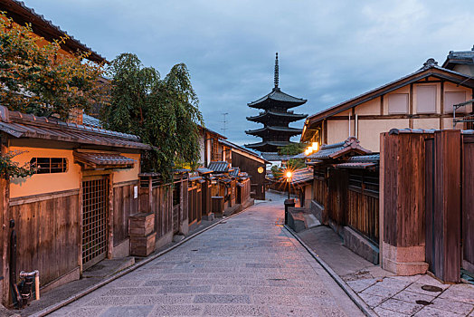 日本京都二年坂三年坂街道和八坂塔日出景观