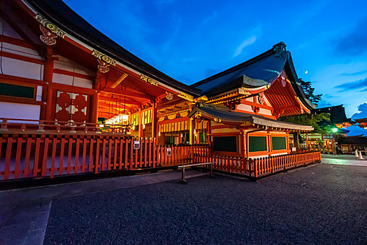 日本京都伏见稻荷大社币殿与本殿傍晚夜景