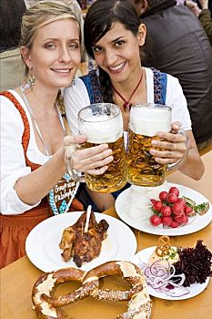 两个女人,特色,食物,碰杯,大桶,啤酒