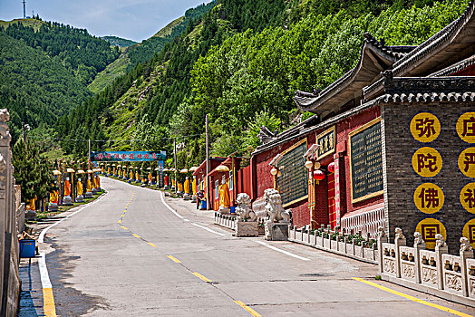 山西忻州市五台山白云寺寺院公路边的佛像