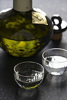 日本米酒,玻璃杯,玻璃瓶,两个