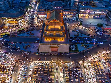 航拍河南开封鼓楼广场夜景,开封鼓楼夜市美食小吃摊位,都市天际线,城市地标建筑,旅游目的地