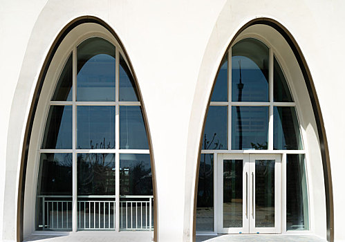 m字形建筑外立面拱形门窗