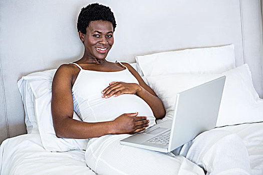 孕妇,卧,床上,笔记本电脑