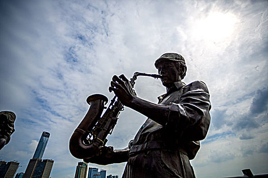 城市街头的音乐演奏,雕像