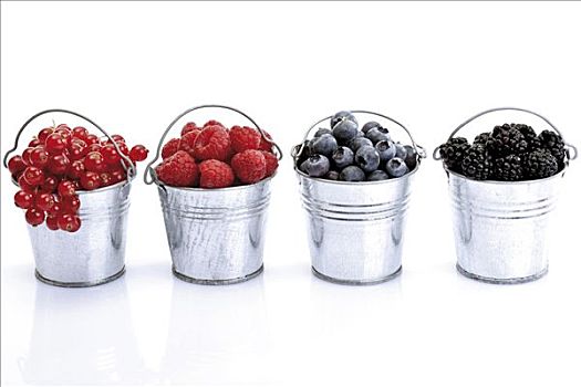 四个,小,电镀,桶,左边,右边,红醋栗,树莓,蓝莓,黑莓