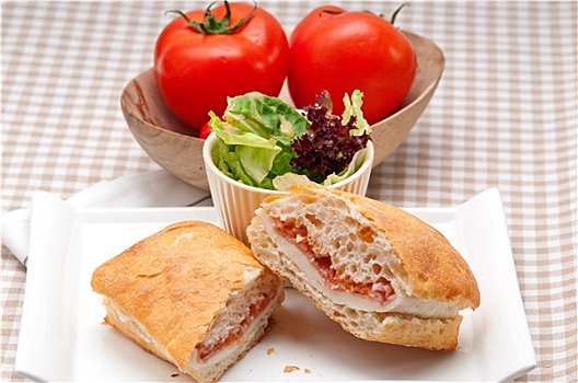 意大利拖鞋面包,三明治,帕尔玛火腿,西红柿