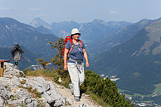 女人,远足,小路,顶峰,山,靠近,萨尔茨卡莫古特,胜地,区域,上奥地利州,奥地利,欧洲