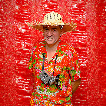 男人,夏威夷衫,相机,草帽,红色背景