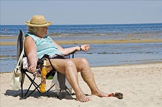 老人,享受,太阳,海滩,生活,靠近,里加,波罗的海国家