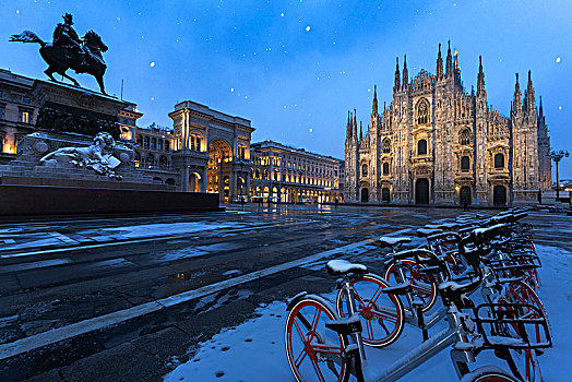 自行车停放,大教堂广场,下雪,黄昏,米兰,伦巴第,意大利北部,意大利