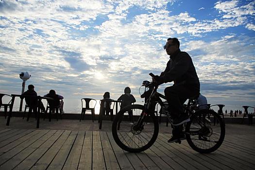 山东日照,海边风景如画,游客乐享假期