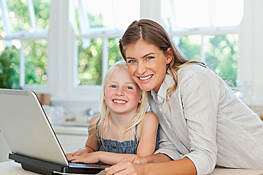 母女,微笑,坐,一起,笔记本电脑