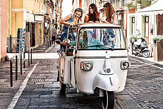三个女人,年轻,站立,打开,后座,意大利人,出租车,萨丁尼亚,意大利
