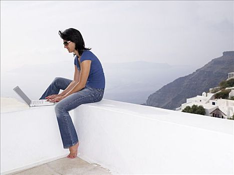 女人,笔记本电脑,坐,矮墙