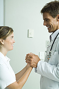 医生,女人,站立,面对面,握手,微笑,相互