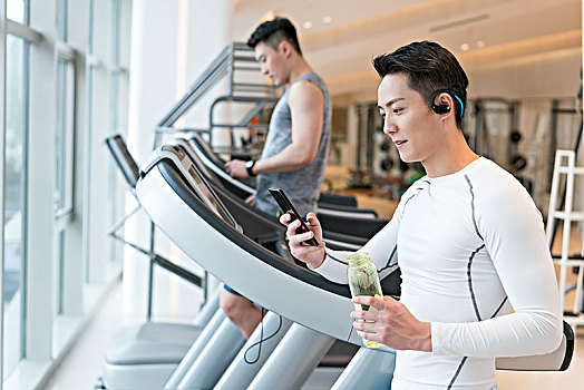 年輕男子在健身房健身