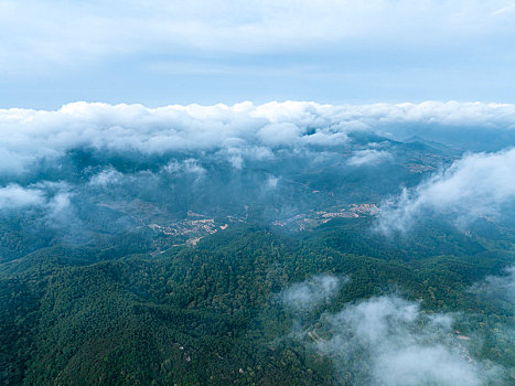 2022年6月12日,山东省五莲县九仙山与五莲山的山峦之间云雾缭绕,宛如人间仙境,近年来,当地积极践行,绿水青山就是金山银山,理念,加大生态环境保护力度,依托良好的绿色资源发展生态旅游,走出了一条生