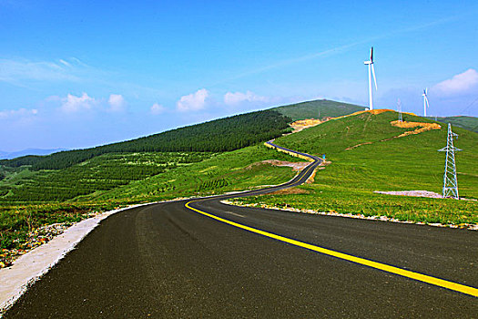 柏油路穿过草原