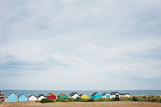 排,彩色,涂绘,海滩小屋,沙滩,阴天