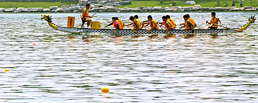 端午节龙舟比赛中一艘龙舟飞驰在水面上