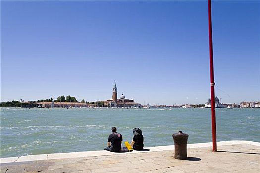 坐,夫妇,河岸,看,圣乔治奥,马焦雷湖,教堂,威尼斯,威尼托,意大利,欧洲