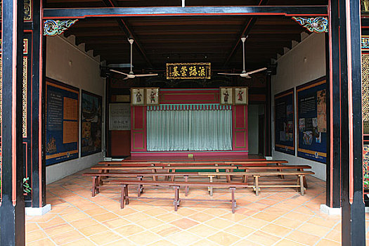 马来西亚,马六甲城是马来西亚最古老的历史名城,建于1403年,这是城里的郑和茶馆里的戏台