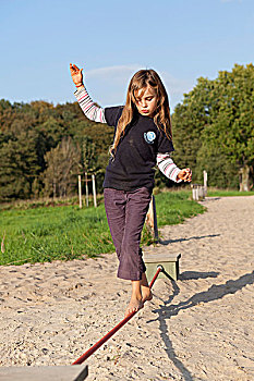 女孩,平衡性,赤足,公园,特写,脚,石南,下萨克森,德国,欧洲
