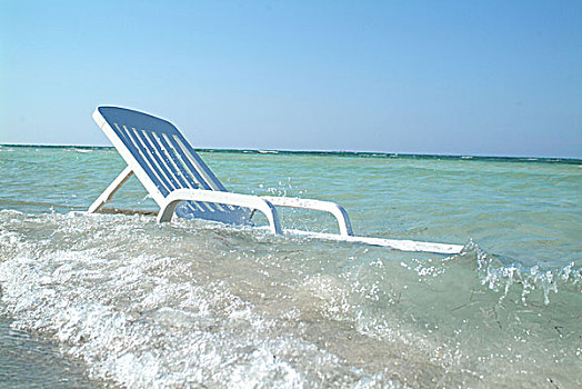 海洋,折叠躺椅,海浪,站立,水,浅,波浪,太阳,沙发,无人,象征,度假,浴室,暑假,日光浴,降温,清爽,地平线,宽,远景,无限