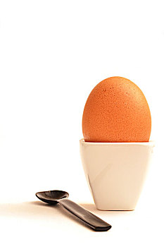 全蛋,在蛋杯,用汤匙