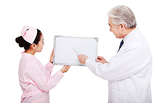 医生和护士拿着白板