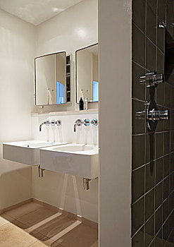 设计师,浴室,两个,白色,水槽,水龙头,反射,墙壁,柜子,瓷砖墙,淋浴,器具,前景