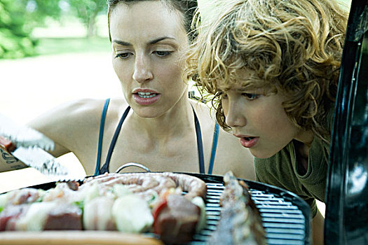 家庭,野餐,女人,男孩,看,肉,烧烤