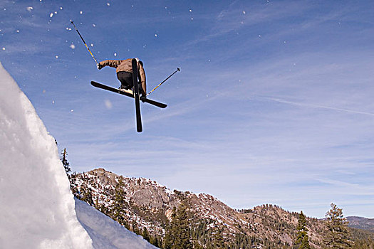 低,角度,风景,滑雪者,跳跃,阿尔卑斯草甸,太浩湖,加利福尼亚,美国