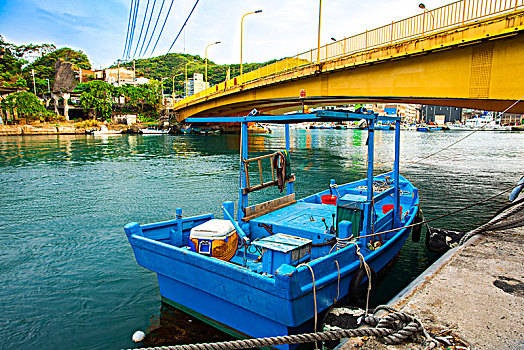 台湾北部的鱼港,基隆和平岛渔港,是一个很美丽的渔港,跨港区黄色的和平桥