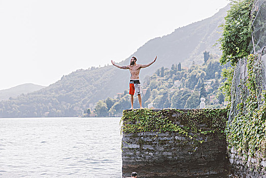 男青年,游泳,站立,码头,展开双臂,科摩湖,伦巴第,意大利