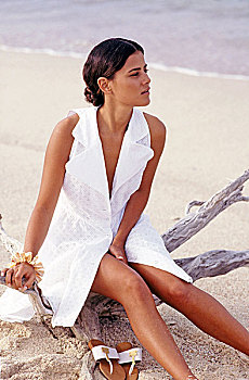 思考,女人,穿,白色长裙,翻领,坐,海滩,看别处