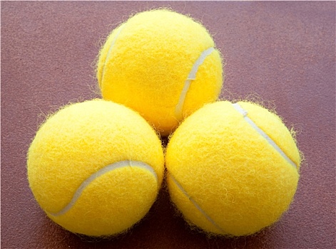 三个,网球,一起,黄色,褐色背景