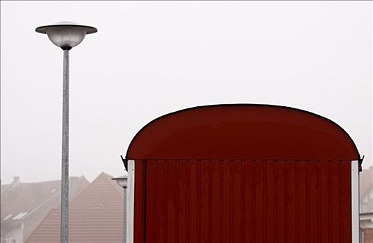 红色,建筑,拖车,靠近,路灯,雾