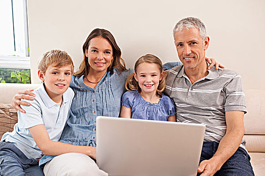微笑,家庭,坐,沙发,笔记本电脑