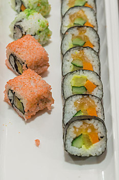 一盘有黄瓜条鸡蛋鱼肉紫菜的日本寿司特写