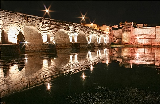 罗马桥,阿尔卡萨瓦城堡,夜晚,梅里达,西班牙