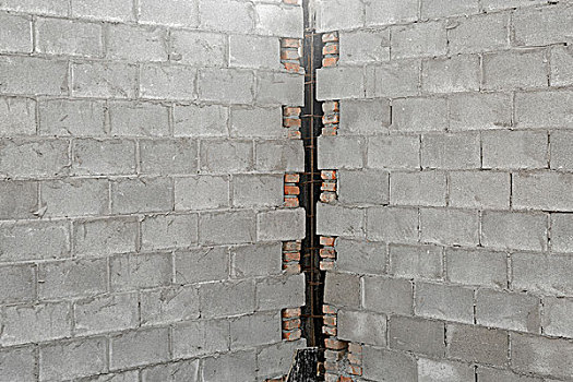 转角处等待浇筑混凝土柱的砌块砖墙blockbrickwallswithconcretecolumnun-pouredatcorner